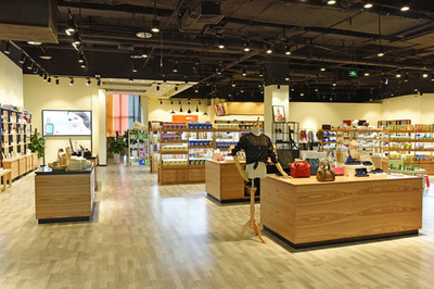 三城记 卖场、进口商店与日用百货的日常交响